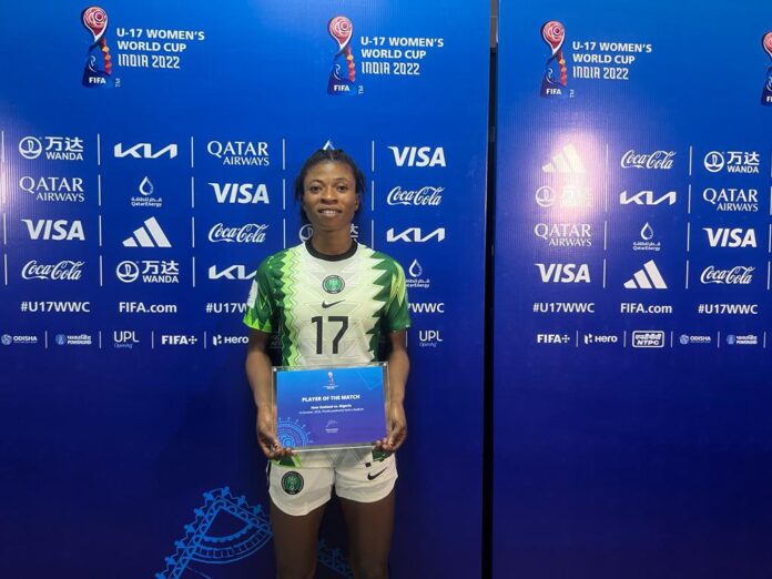 Opeyemi Ajakaye receiving an award